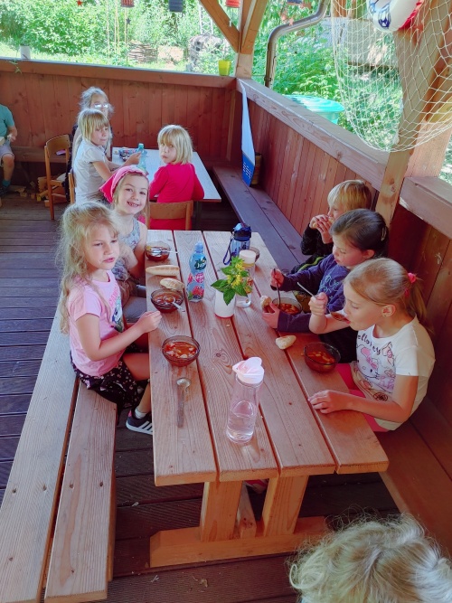 Děti si vařily k obědu kotlíkový guláš