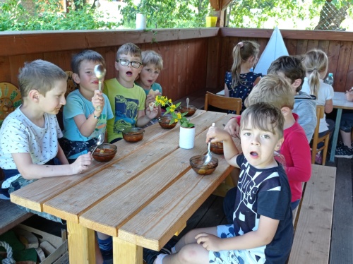 Děti si vařily k obědu kotlíkový guláš