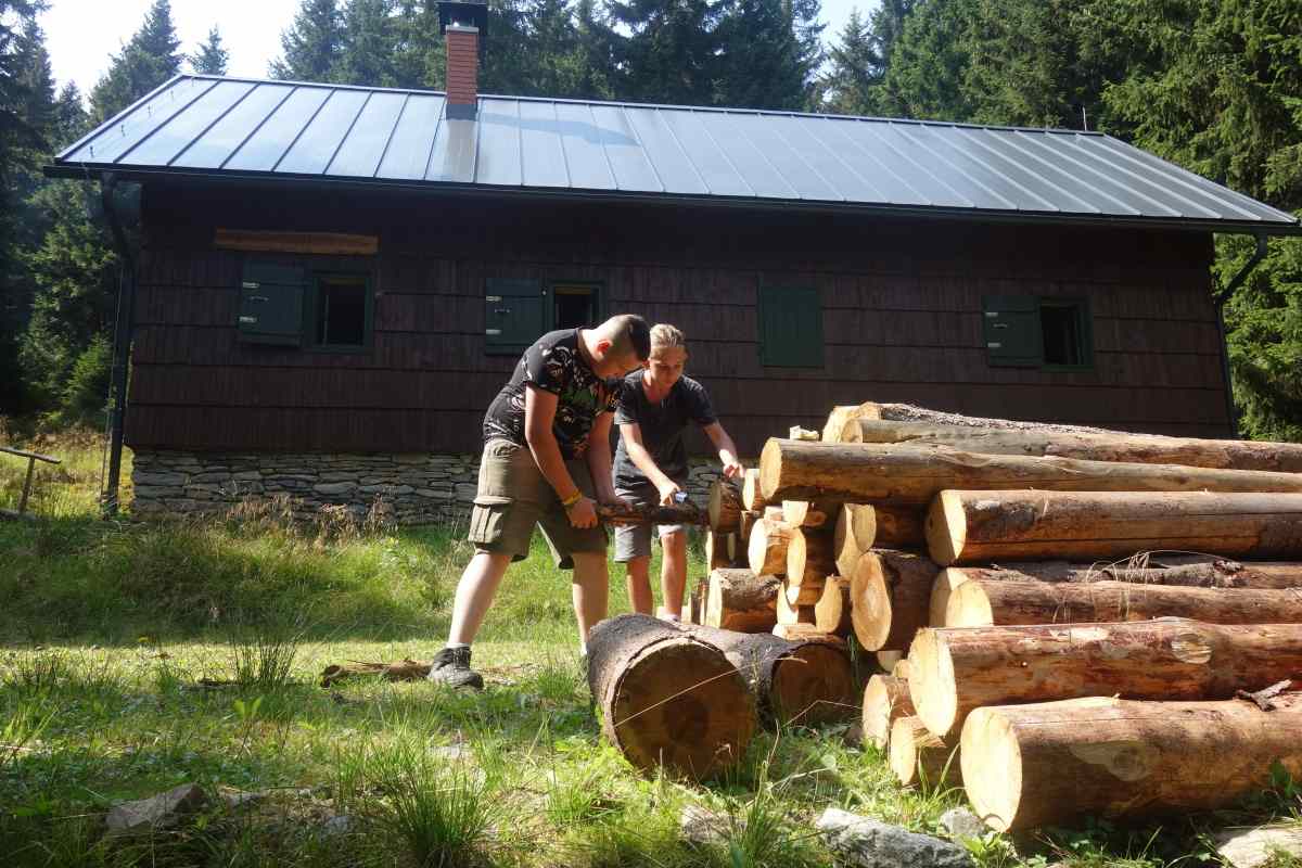 Osmáci na lovecké chatě