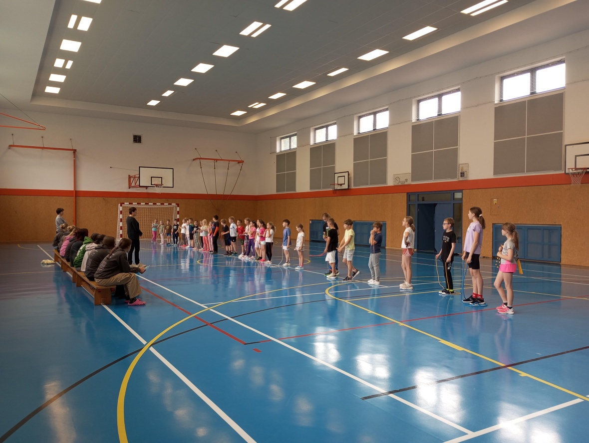 Sportovní soutěž v přeskocích přes švihadlo